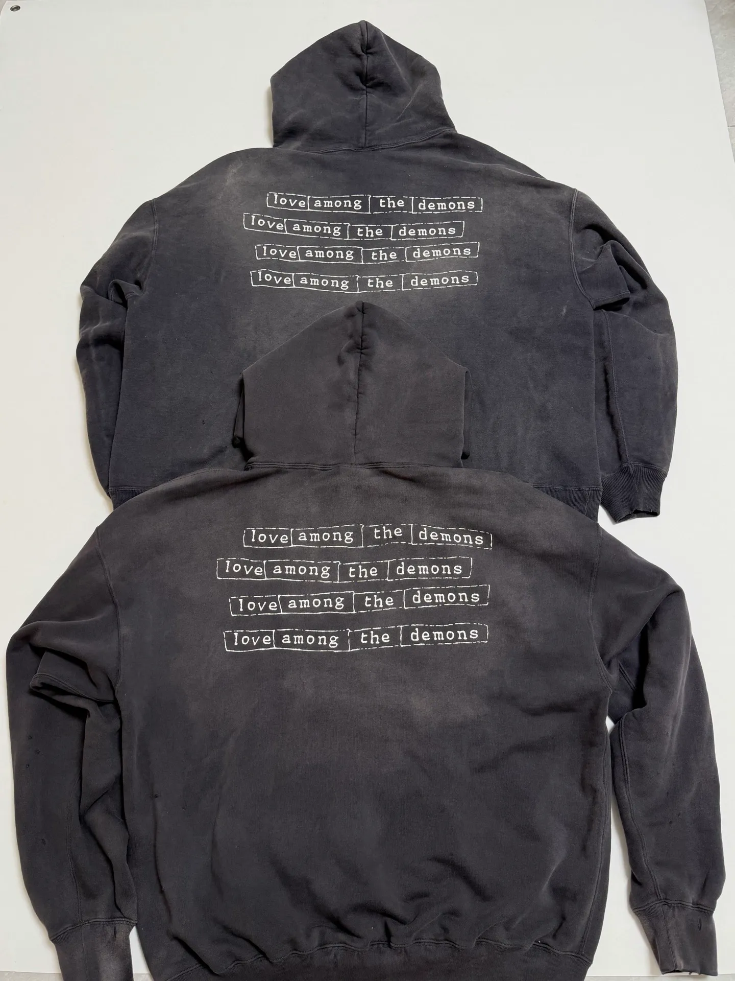 Pattern vs Original SAINT Mxxxxxx HOODIE/LOVE AMONG/BLK Blue SAINT Barrage Slogan Hoodie Washed Black S-XL The latest version has been modified many times. The version is closer to the original version and has a stronger street flavor! Heavy washing with water-sprayed fading process for stronger distressing effect. Handmade wormhole destruction treatment. Authentic level extreme distressed crack printing. The main mark and wash mark are all correct versions.